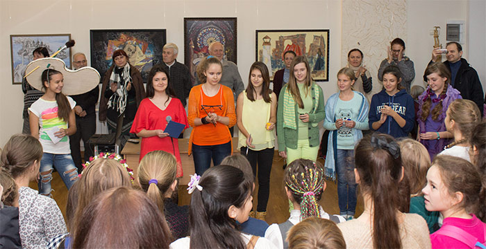 церемония посвящения первоклассников в галерее ХДХШ Репина